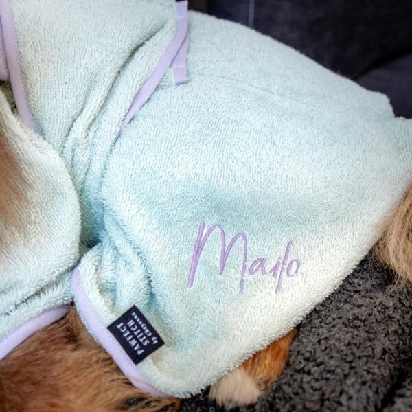 Hundebademantel in der Farbe pastellmint mit der Aufschrift Mailo.