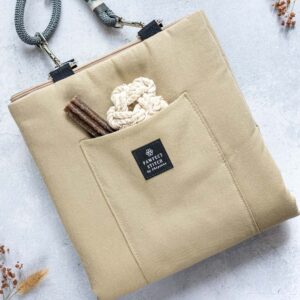 Produktfoto von der Hundedecke in der Farbe beige. Man sieht wie die Hundedecke zusammengefaltet aussieht. Es sieht aus wie eine Tasche.