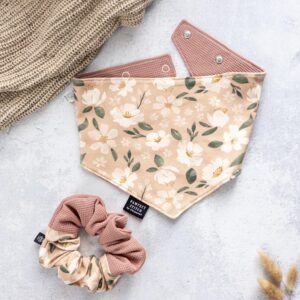 Produkftfoto von pawfect-Match im peach blossom Design. Das ist ein Crunchie für die Frau und ein Halstuch für den Hund mit dabei. Beides in den gleichen Farben, für den perfekten Partnerlook.