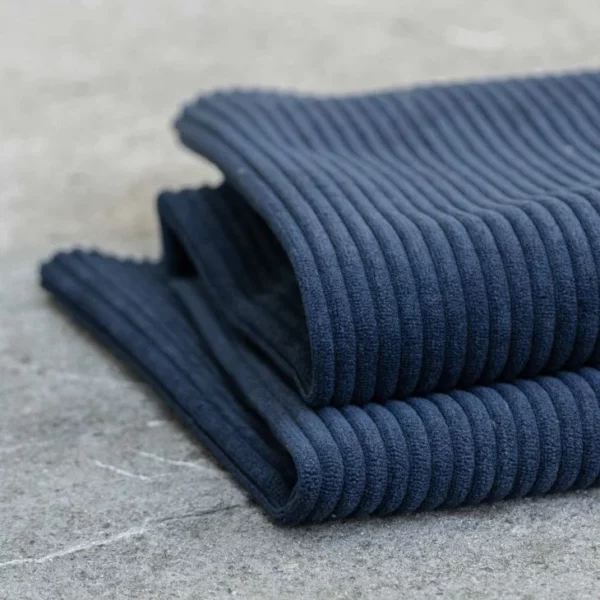 Muster von Samt Breitcord Stoff in der Farbe dunkelblau