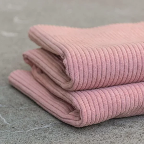 Muster von Samt Breitcord Stoff in der Farbe rosa.