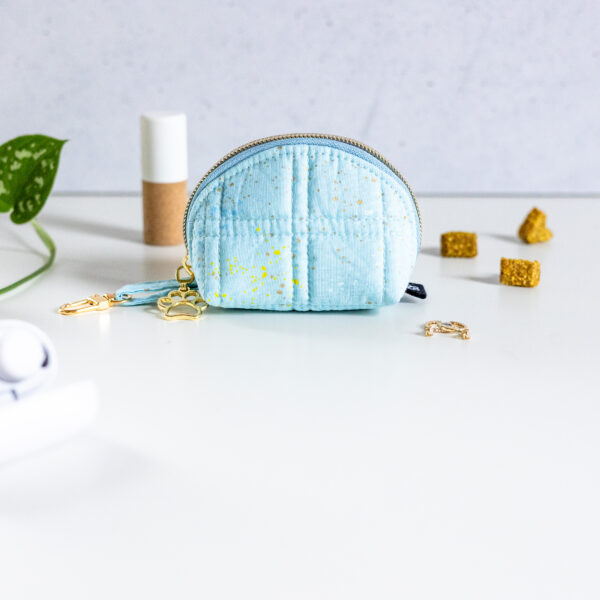 Produktfoto eines vielfältigen Täschchens in der Farbe Hellblau