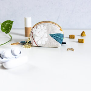 Produktfoto eines vielfältigen Täschchens in der Farbe Beige mit Blumenmuster